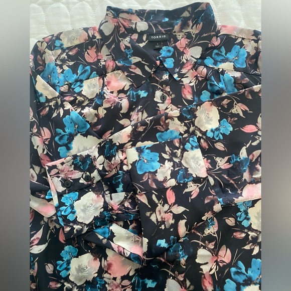 Torrid Madison Satin Button-Up Long Sleeve - colour: Light Box Floral - Size 1 - Picture 10 of 10